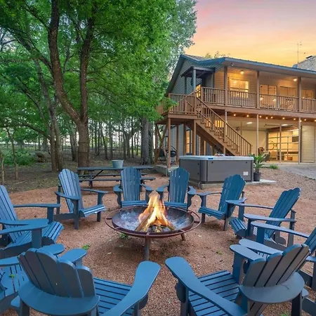 M Haus Riverfront Access & Hot Tub